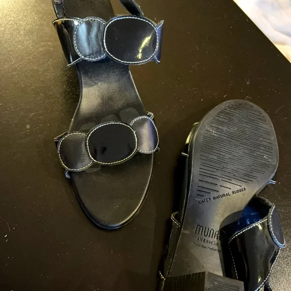 Munro American Sandals - Picture 5 of 5
